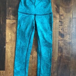 Lululemon Size 4 Green Black High Rise Cropped